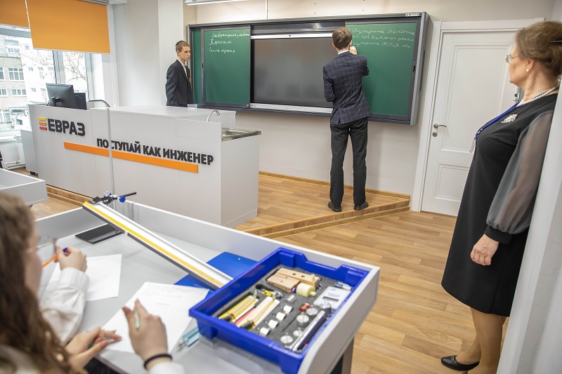 Фото - «Как тут не любить физику?»: ЕВРАЗ оборудовал инженерные классы в тагильской школе